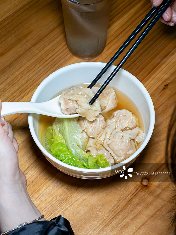 木质餐桌上一碗传统粤式鲜虾净云吞俯拍特写图片素材