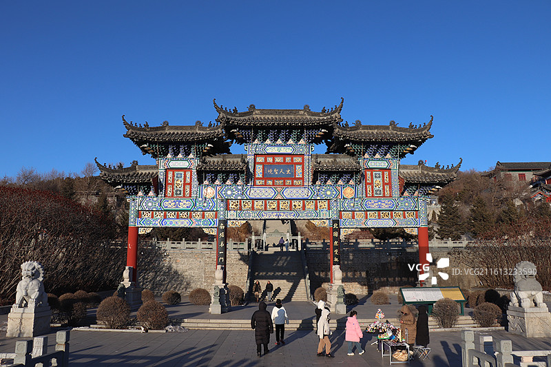 玄武踞岭：吉林玄天岭上的道教建筑与城市俯瞰图片素材