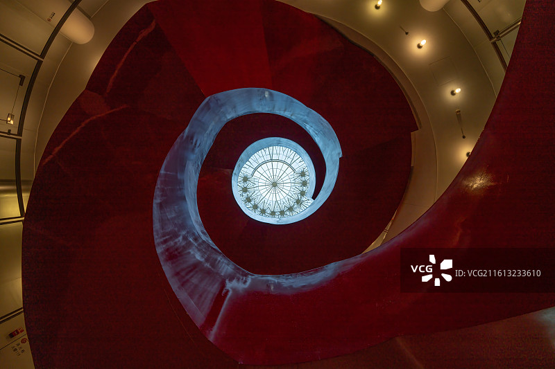北京中关村 SOHO 内部红色螺旋楼梯与玻璃穹顶细节图片素材