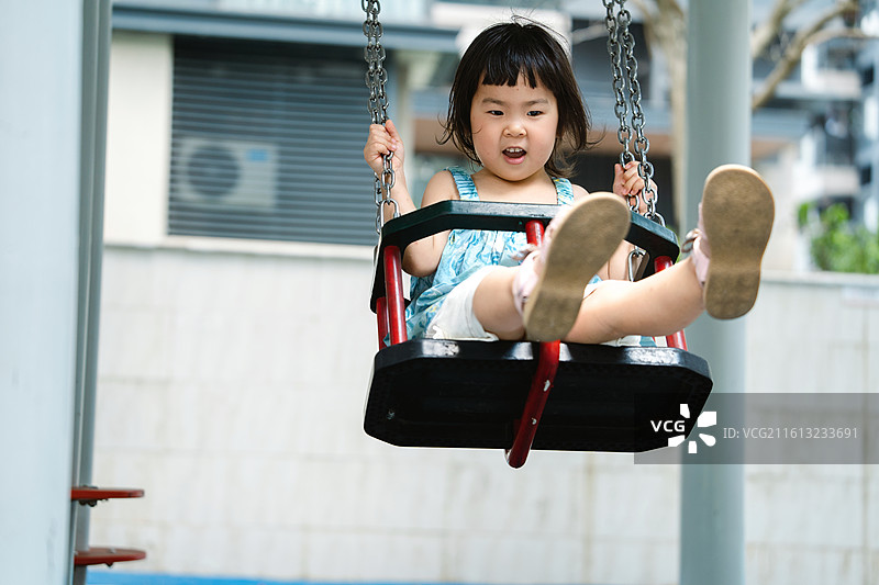 在小区玩耍的小朋友图片素材