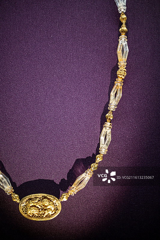 北京首都博物馆黄金缕特展香港故宫文化博物馆藏宋狮子缠枝纹项饰图片素材