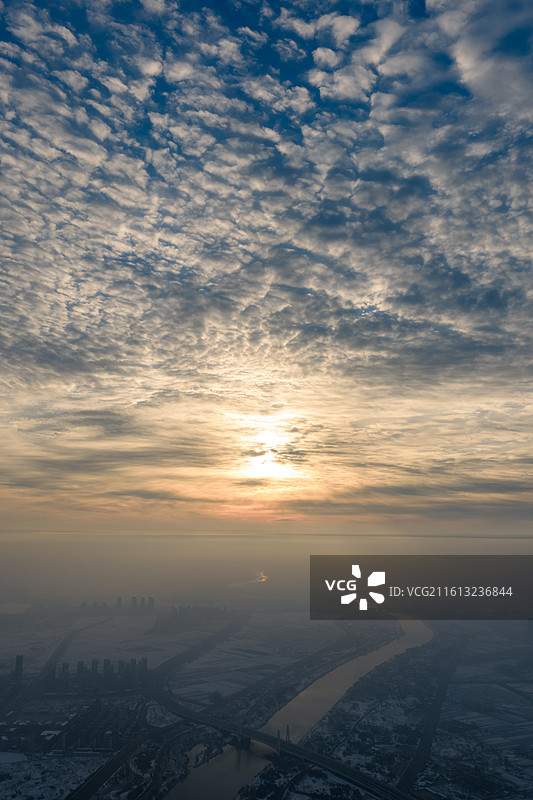河南周口市城乡一体化示范区沙颍河七一路大桥滨河公园大雪后清晨日出多云薄雾高视角场景图片素材