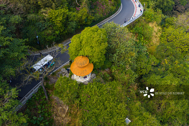 航拍广州白云山摩星岭《山庄旅舍》周边的藏式风格小亭，也被游客称为“息亭”图片素材