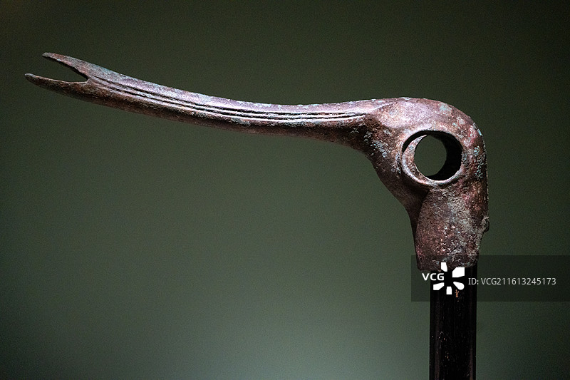 中国内蒙古自治区鄂尔多斯市博物院馆藏文物 战国 鹤嘴形青铜杖首图片素材