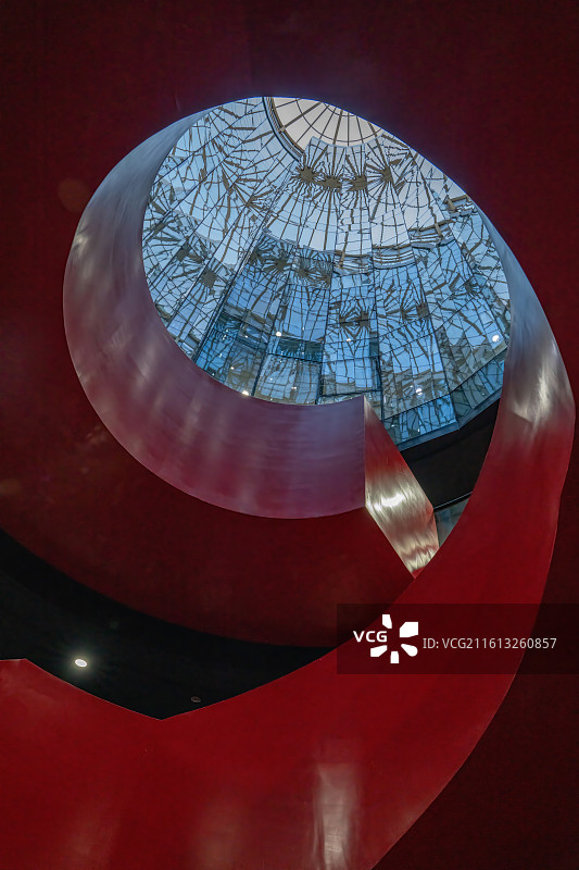 北京中关村 SOHO 内部红色螺旋楼梯与玻璃穹顶细节图片素材