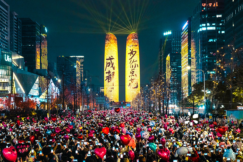 2026年成都金融城双子塔跨年夜，跨年倒数图片素材