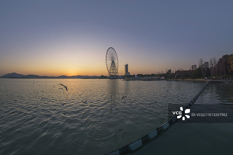 傍晚的无锡蠡湖公园太湖之星图片素材