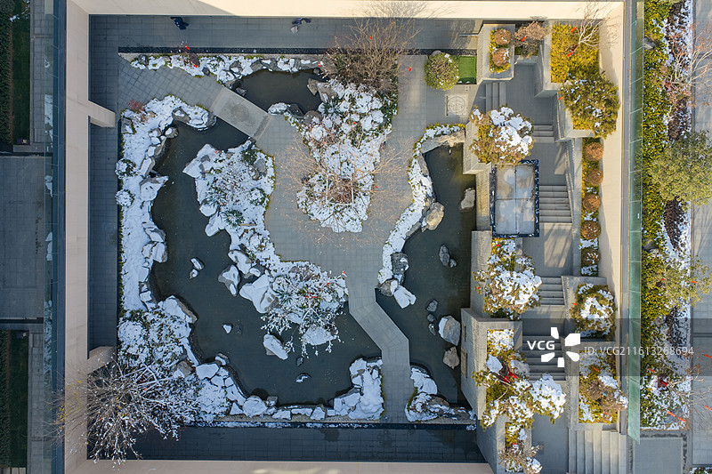 正上方视角河南省周口市城乡一体化示范区滨河北路中式园林雪后场景图片素材