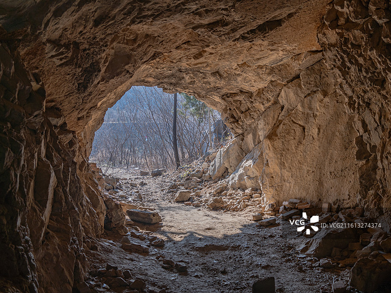 拉犁山的矿洞图片素材