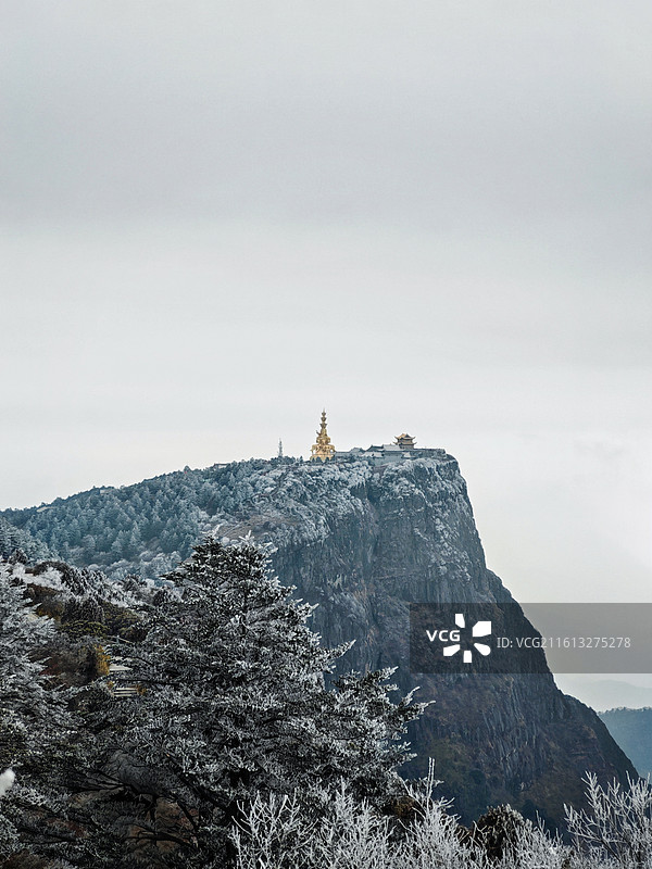峨眉山万佛顶遥望金顶视角图片素材