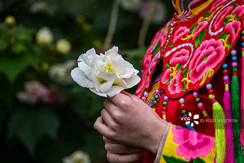 四川省绵阳市户外羌族女性服装展示，羌绣，刺绣图片素材