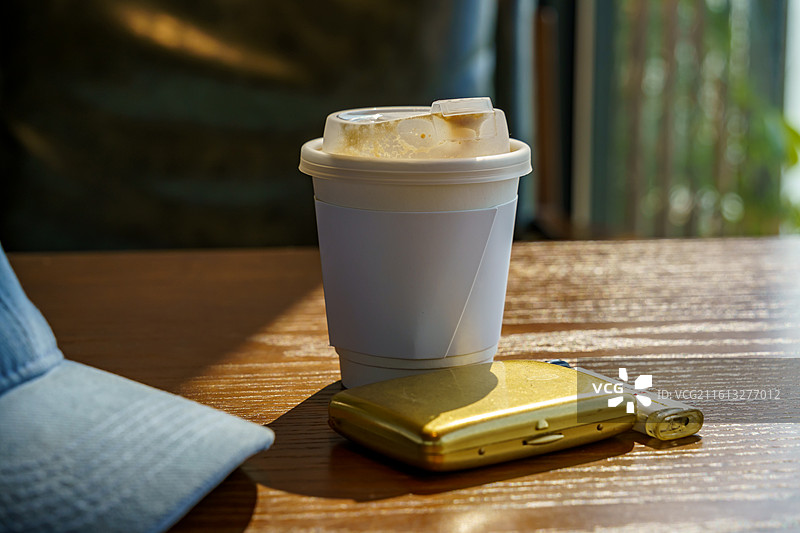 咖啡店里蓝色的鸭舌帽特写图片素材