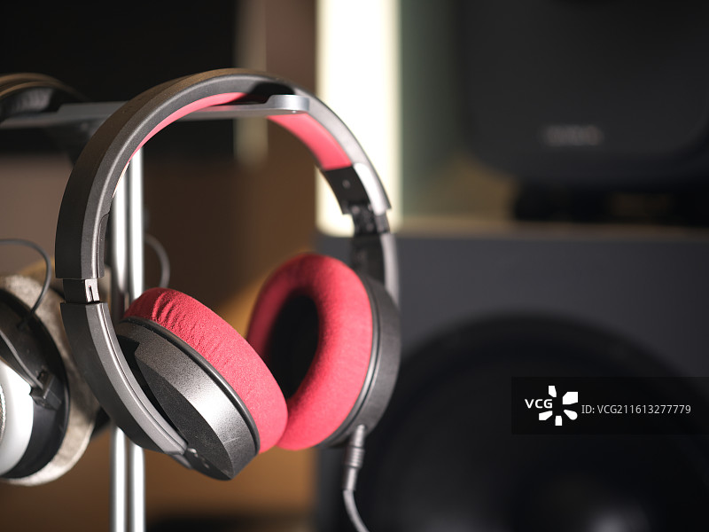 红色耳罩的头戴式耳机图片素材