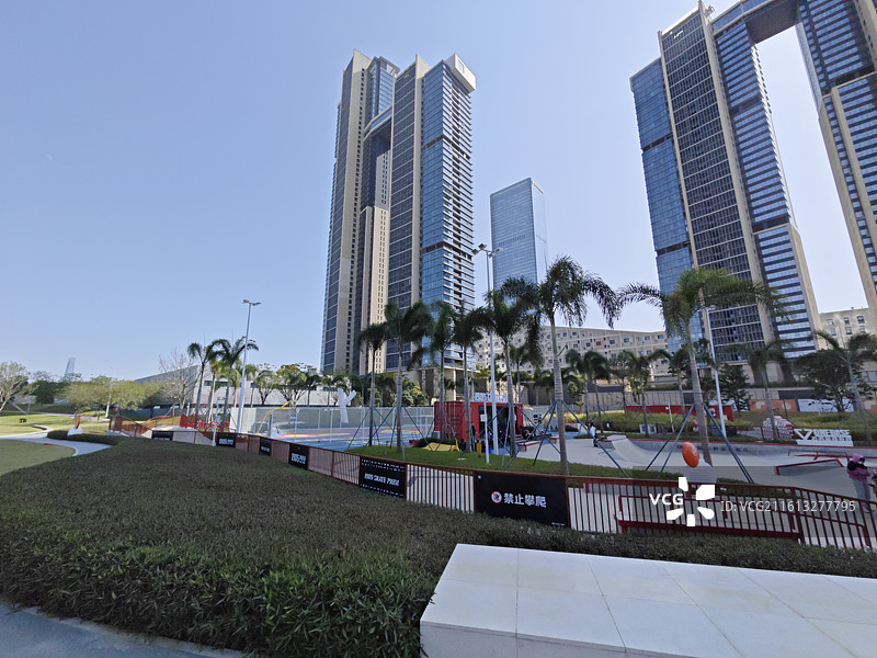 万科运动公园粉红色塑胶地面草地图片素材