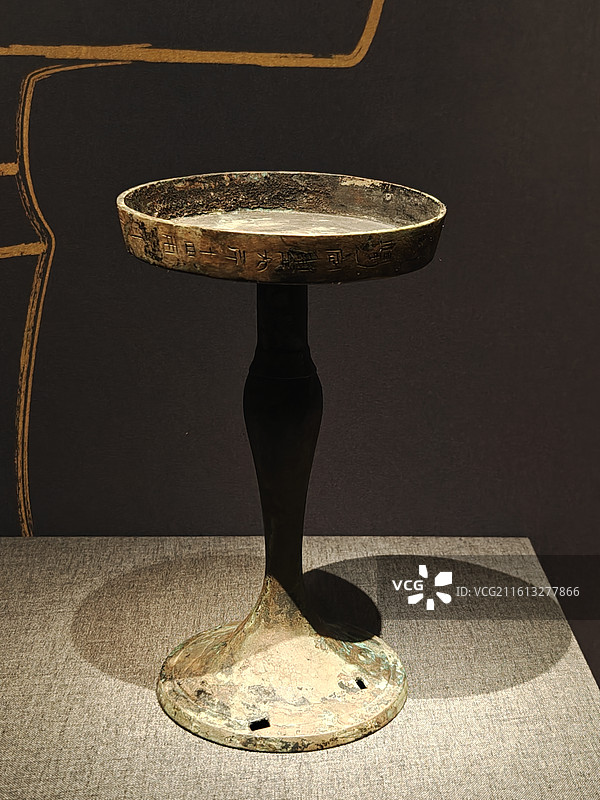 汉代“昌邑”铭文青铜豆形灯图片素材