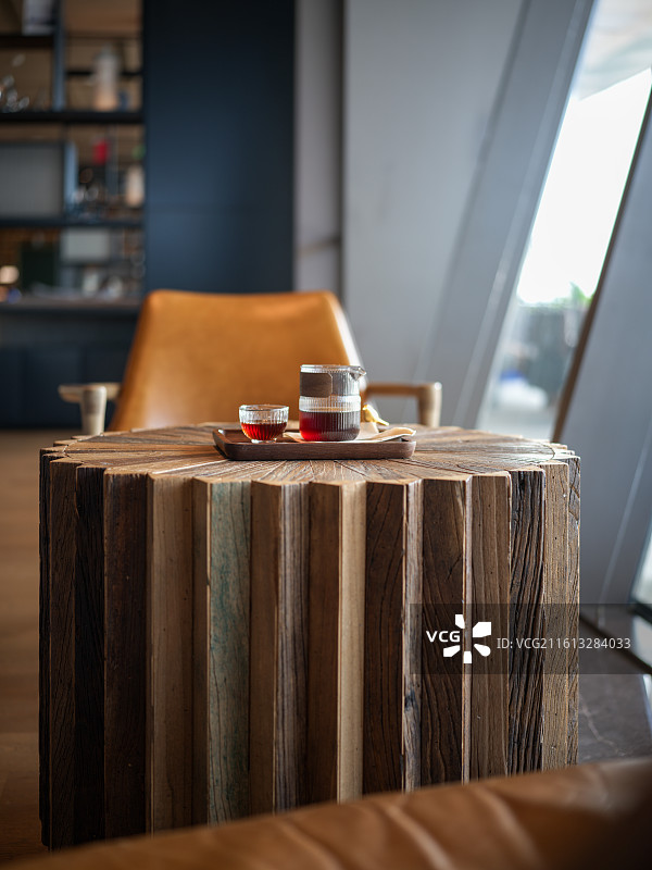 室内木桌与酒瓶及座椅场景图片素材