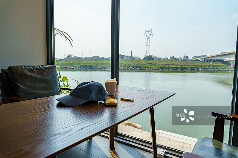 烟，烟盒，火机，鸭舌帽，咖啡店图片素材