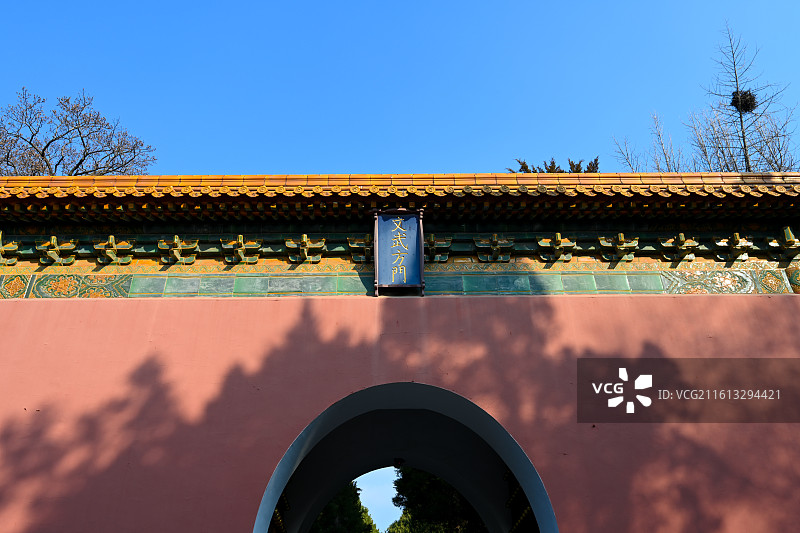 南京明孝陵文武方门：红墙黄瓦映蓝天，六百年帝陵威仪犹存图片素材