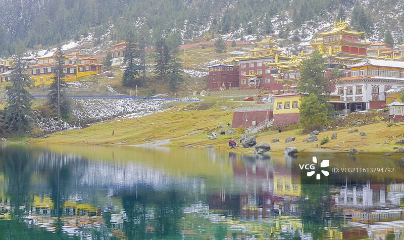 四川省甘孜州新龙县：措卡湖，措卡寺，彩林，翡翠般的湖水，倒影图片素材