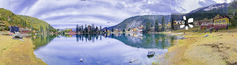 四川省甘孜州新龙县：措卡湖，措卡寺，彩林，翡翠般的湖水，倒影图片素材