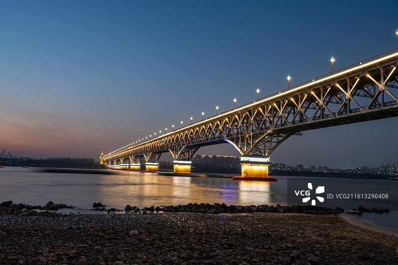 夜幕下的南京长江大桥，灯火璀璨映照江面图片素材