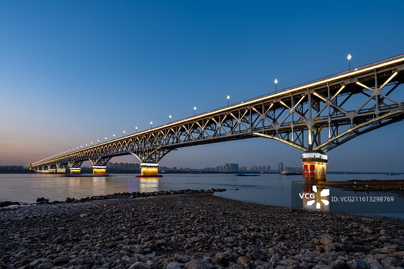 南京长江大桥夜景，江苏南京标志性建筑图片素材