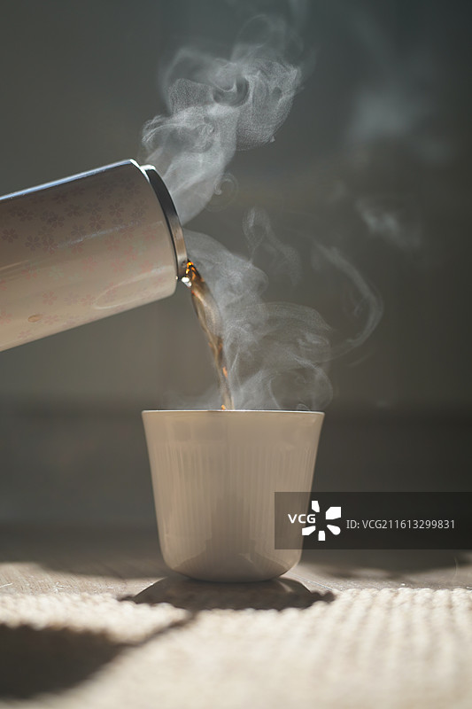 冬天杯子里倒热茶图片素材