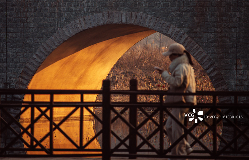郑州贾鲁河桥金光穿洞 五孔桥 金拱门图片素材