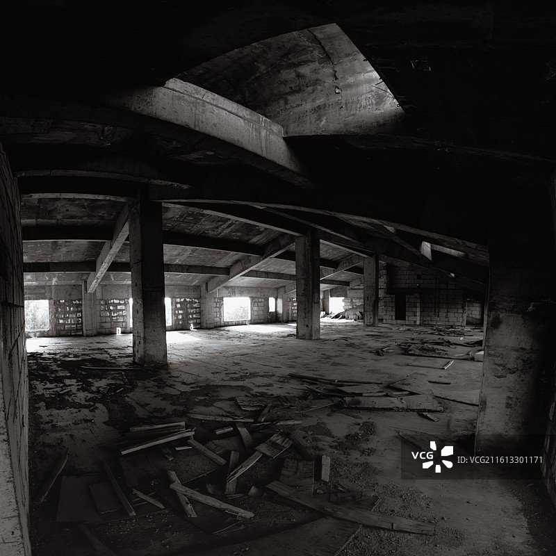 废弃的工厂建筑内部图片素材