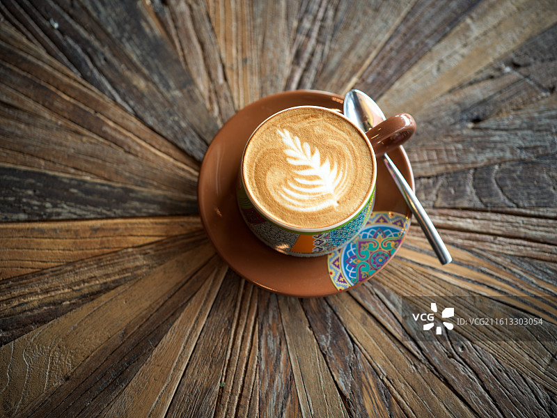 木桌上的拉花咖啡图片素材