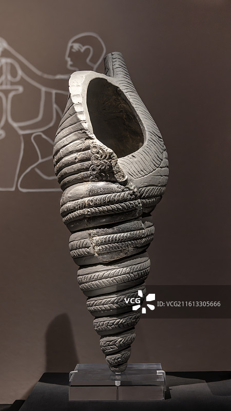 故宫-代达罗斯-希腊克里特岛的神话特里同海螺形蛇纹石来通杯-公元前1600年-希腊伊拉克利翁考古博物图片素材