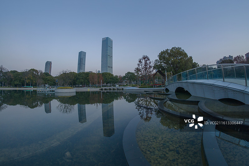傍晚的无锡太湖广场人工湖都市风光图片素材