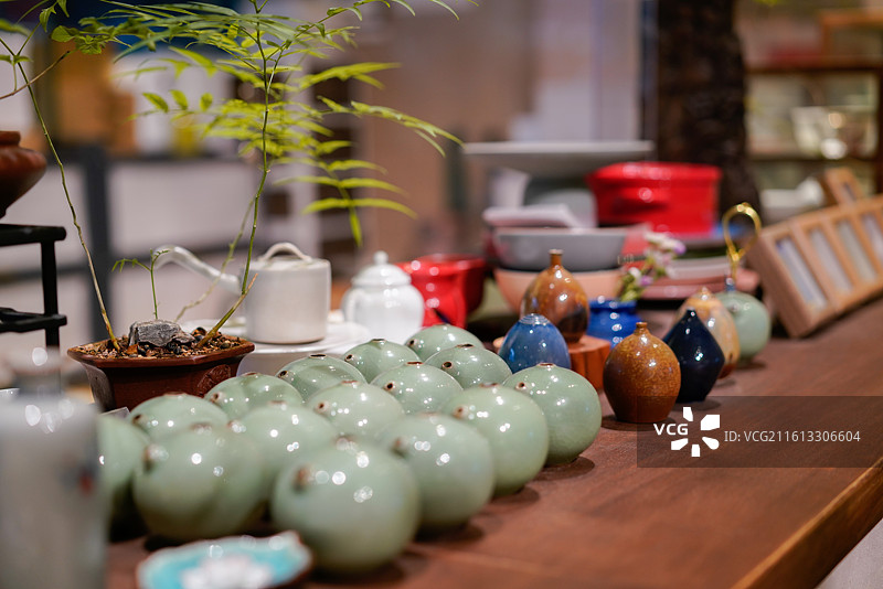 桌上摆放的各式茶具和摆件图片素材