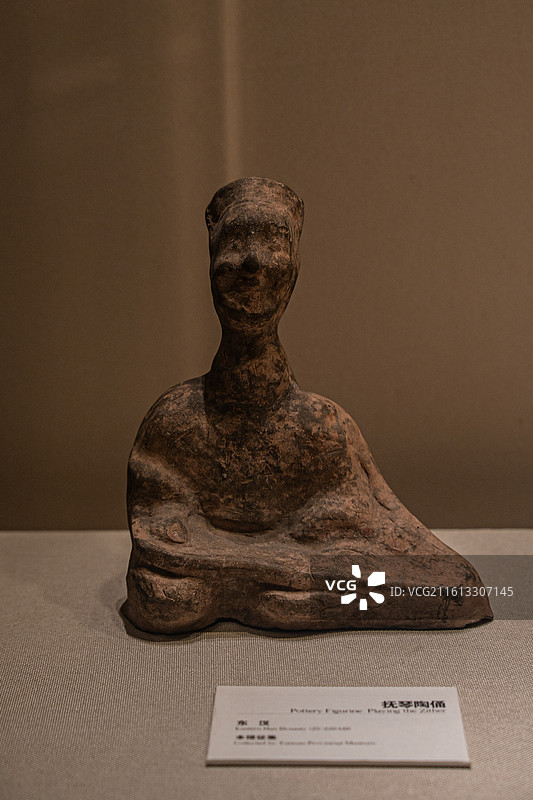 东汉 抚琴陶俑 云南省博物馆图片素材