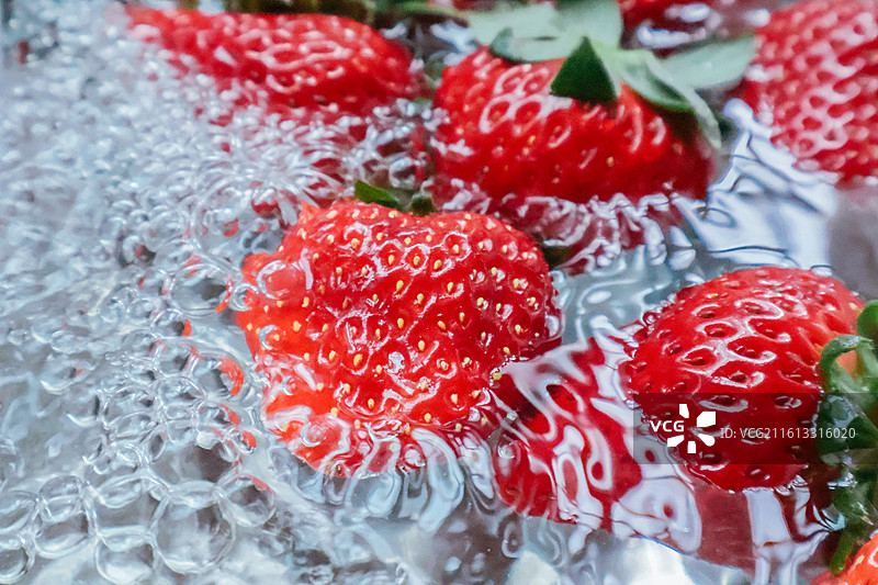 清水里的新鲜草莓图片素材