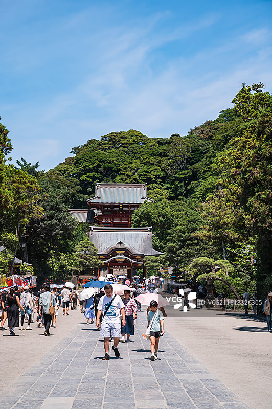 镰仓鹤冈八幡宫正殿建筑与参拜游客图片素材
