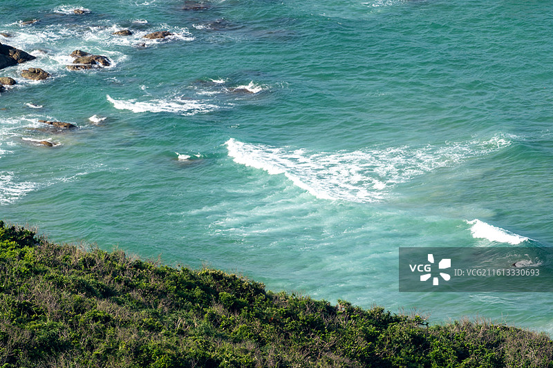 海水冲刷礁石激起浪花图片素材