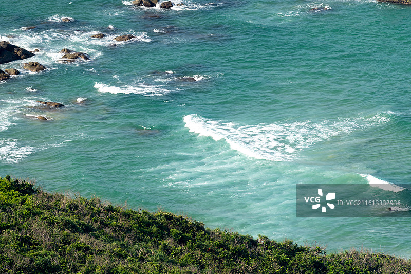 海水冲刷礁石激起浪花图片素材
