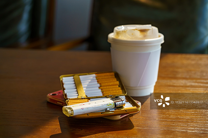 烟，烟盒，火机，鸭舌帽，咖啡店图片素材