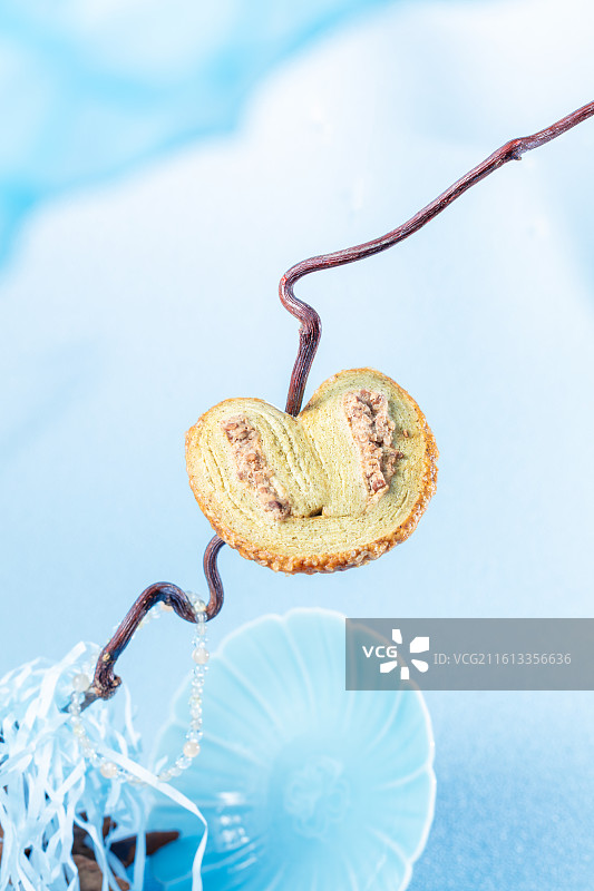 蓝色背景蝴蝶酥图片素材