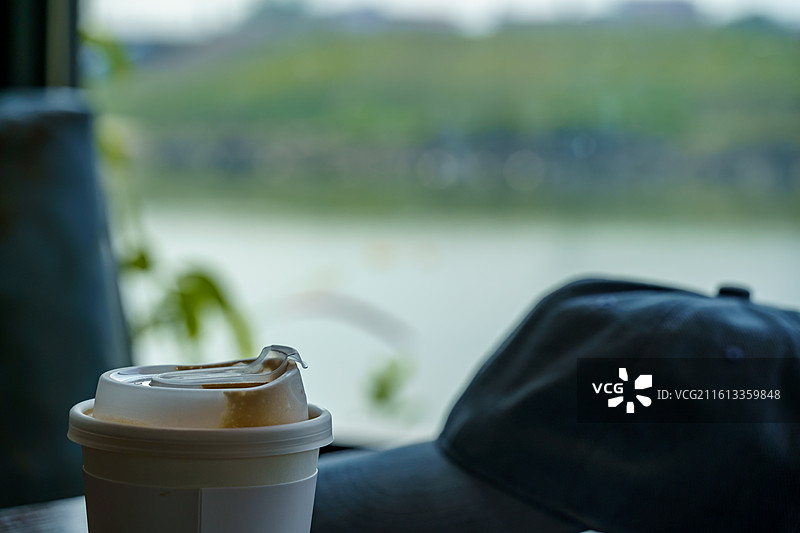 咖啡店里蓝色的鸭舌帽特写图片素材