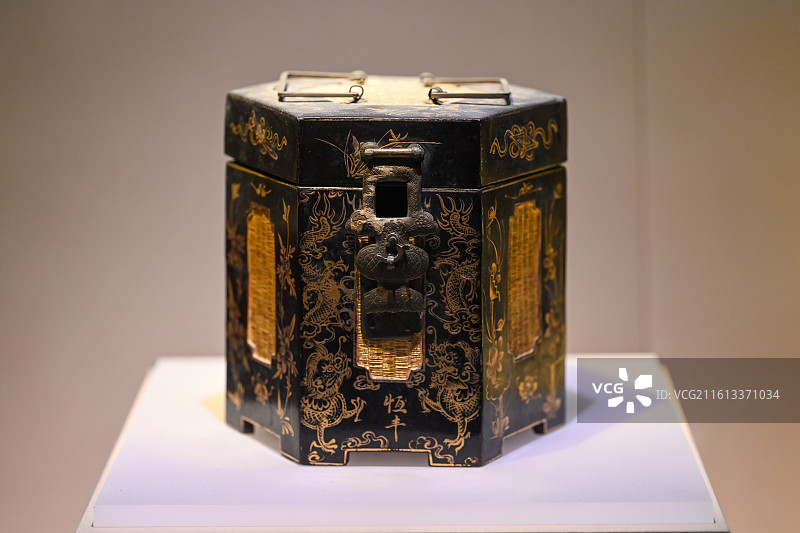清代恒丰款黑漆描金提食盒：南京博物院藏龙纹食盒图片素材