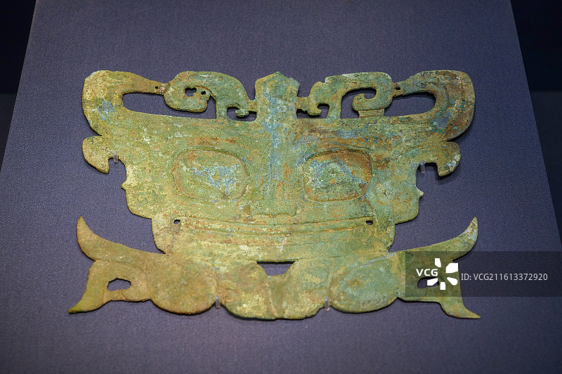 铜兽面（商），1986年四川广汉三星堆遗址二号坑出土图片素材