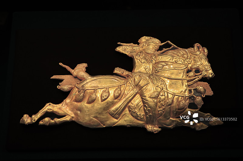北京首都博物馆展出的香港故宫文化博物馆藏品吐蕃（公元7-9世纪）骑射武士形饰牌图片素材