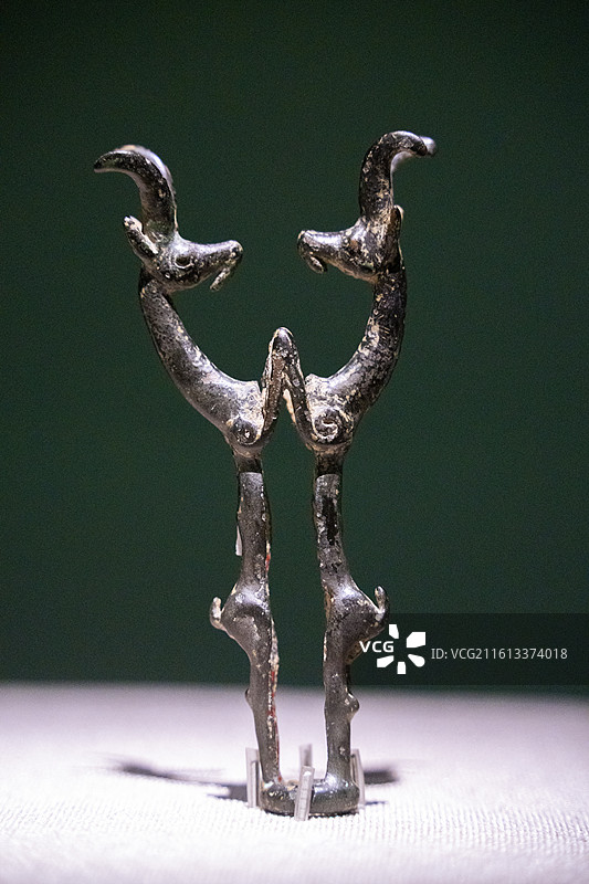 中国内蒙古自治区鄂尔多斯市博物院馆藏文物 战国 圆雕双山羊杆头饰图片素材