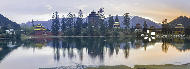 四川省甘孜州新龙县：措卡湖，措卡寺，金色的晚霞，翡翠般的湖水，倒影图片素材