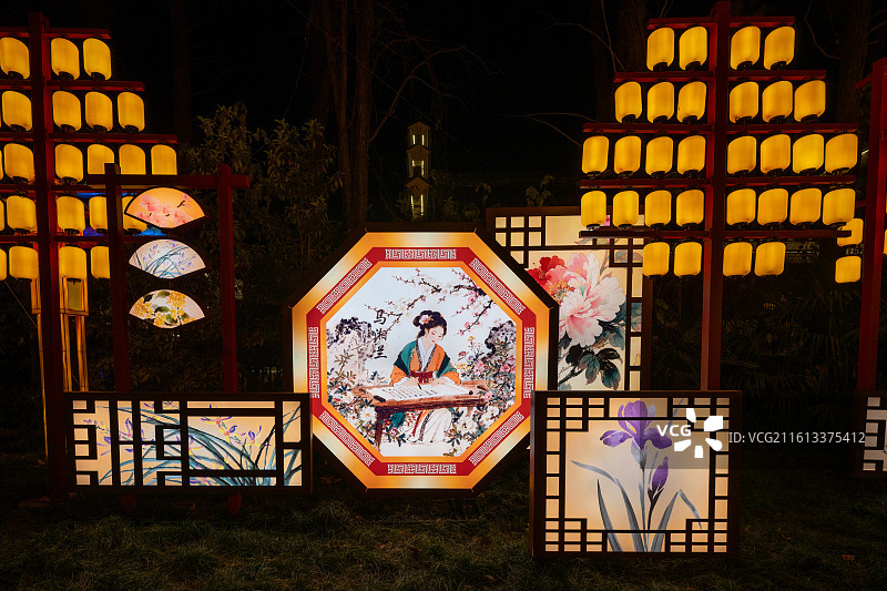 2026年第40届南京秦淮灯会白鹭洲公园展区马年主题灯彩流光溢彩图片素材