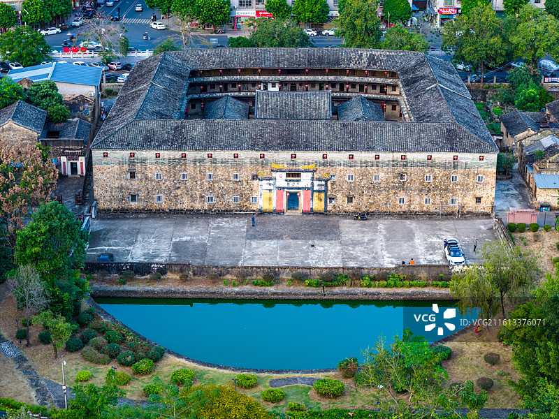 航拍广东梅州大埔县湖寮镇龙岗村“泰安楼”方石楼图片素材