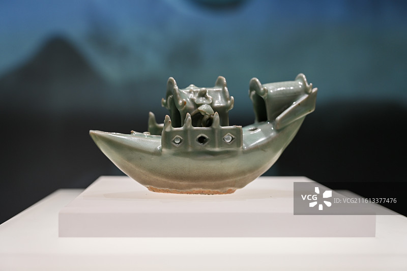 元龙泉窑青瓷舟形砚滴：浙博镇馆之宝里的江南烟雨小舟图片素材