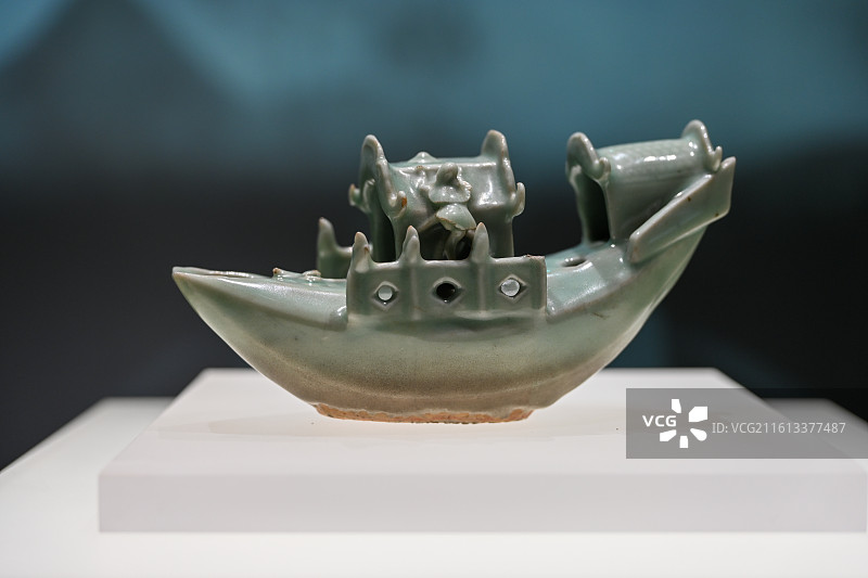 元龙泉窑青瓷舟形砚滴：浙博镇馆之宝里的江南烟雨小舟图片素材